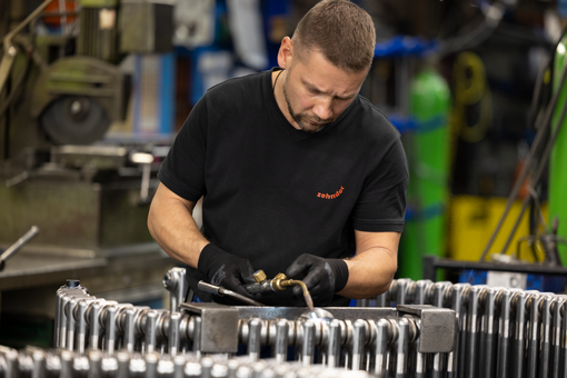 Werknemer van Zehnder Man die werkt met een zehnder charlston radiator